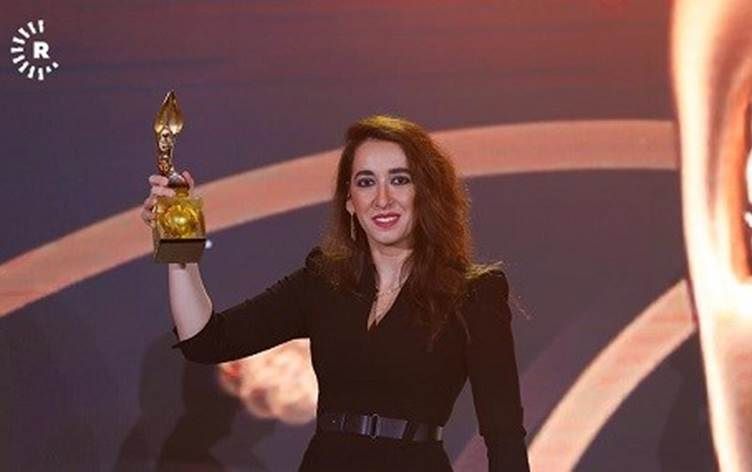 Jenan Moussa holding Shifa Gardi International Award (2019)
