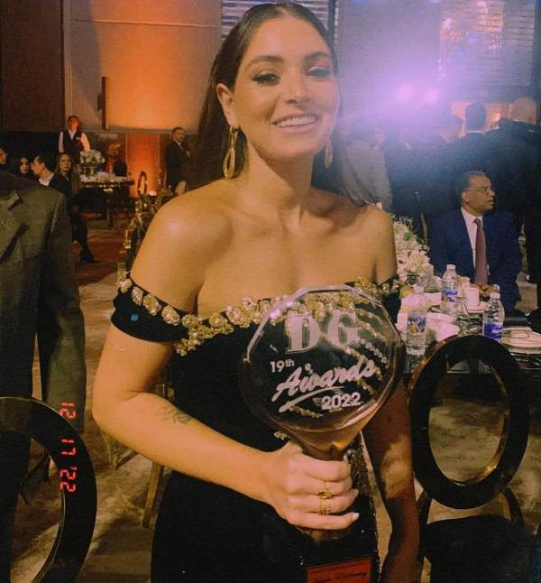 Hagar ElSarrag posing with the award