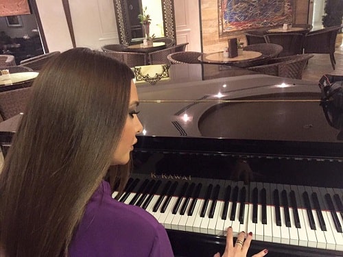 Lamitta Frangieh playing a piano