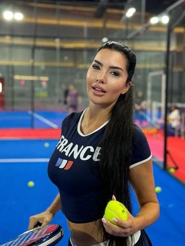 Lamitta Frangieh playing paddle