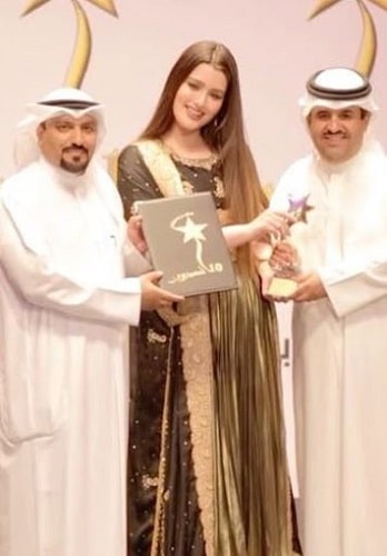 Rawan Bin Hussain with her The Most Influential Social Media Figure of the Year Award