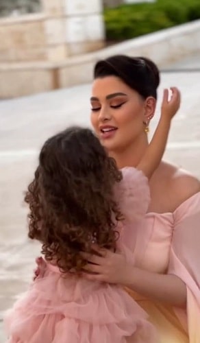 Rawan Bin Hussain with her daughter