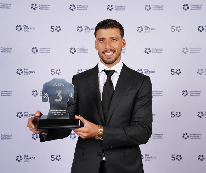 Rúben Dias posing with the PFA award