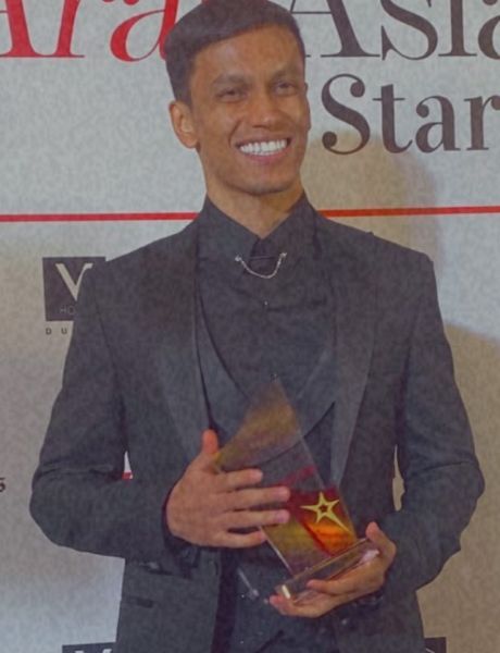 Zubair Sarookh with the Arab Asia Starz Award