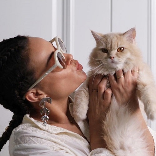 Hend Sabry with her pet cat