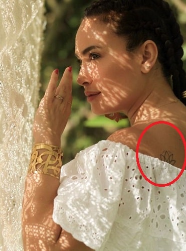 Hend Sabry's tattoo on the back side of her left shoulder