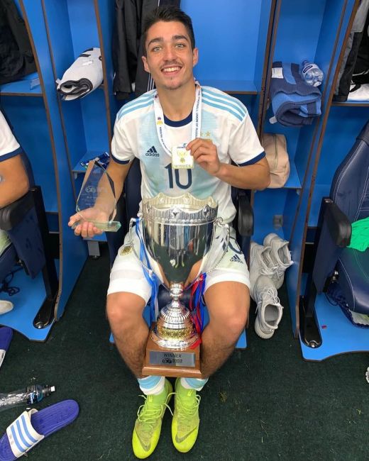 Matías Palacios holding the Best Midfielder award