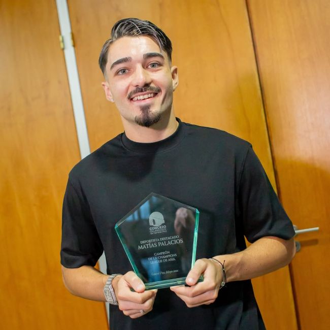 Matías Palacios holding the Deportista Destacado award