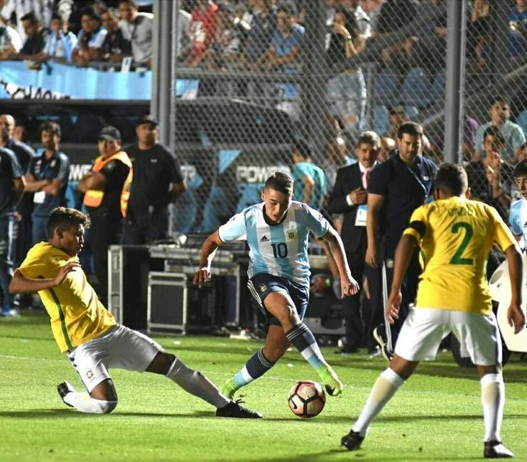 Matías Palacios wearing jersey number 10 while playing for Argentina national under-15 football team