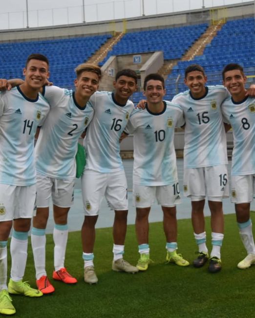 Matías Palacios wearing jersey number 10 while playing for Argentina national under-17 football team