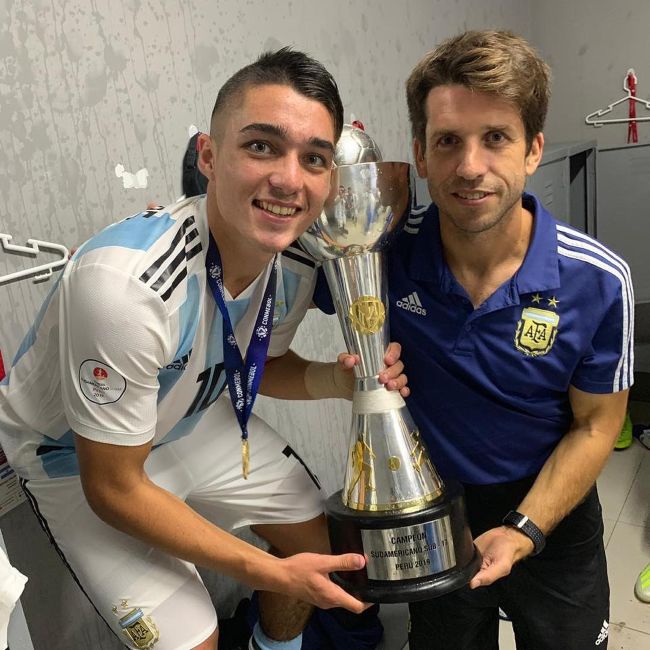 Matías Palacios with his coach Diego Placente holding the 2019 South American U-17 Championship trophy