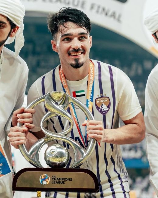 Matías Palacios with the AFC Champions League trophy
