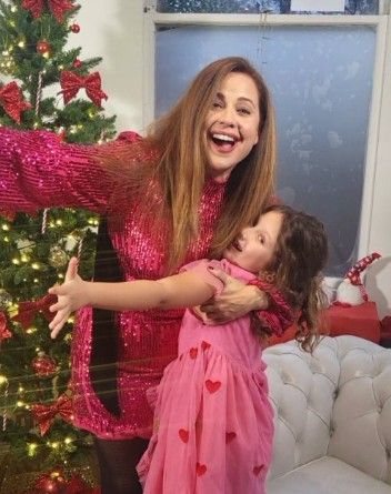 Raya Abirached with her daughter