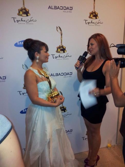 Saba Mubarak holding the Best Jordanian and Arab Actress Award