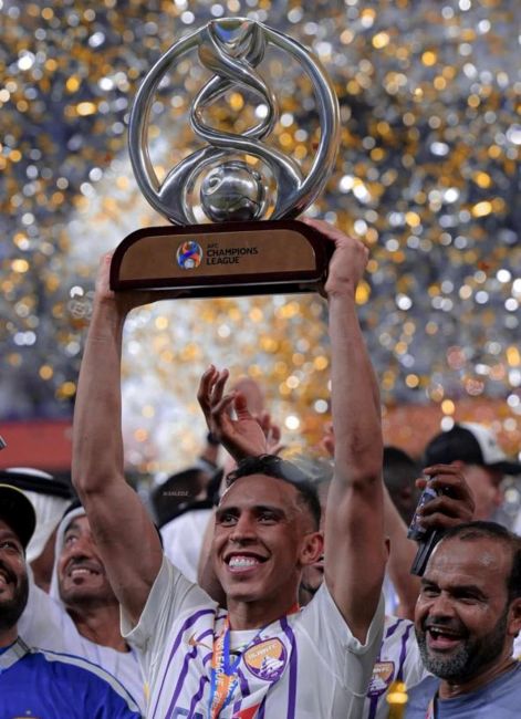 Soufiane Rahimi holding the AFC Champions League trophy