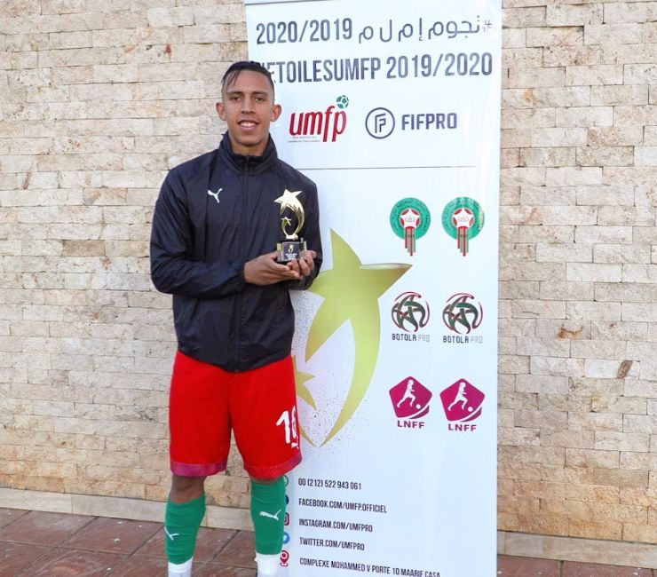 Soufianne Rahimi holding the Best Player of the Season award