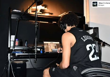 El Mehdi El Khamlich listening to music