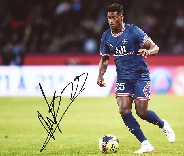 Nuno Mendes's signature