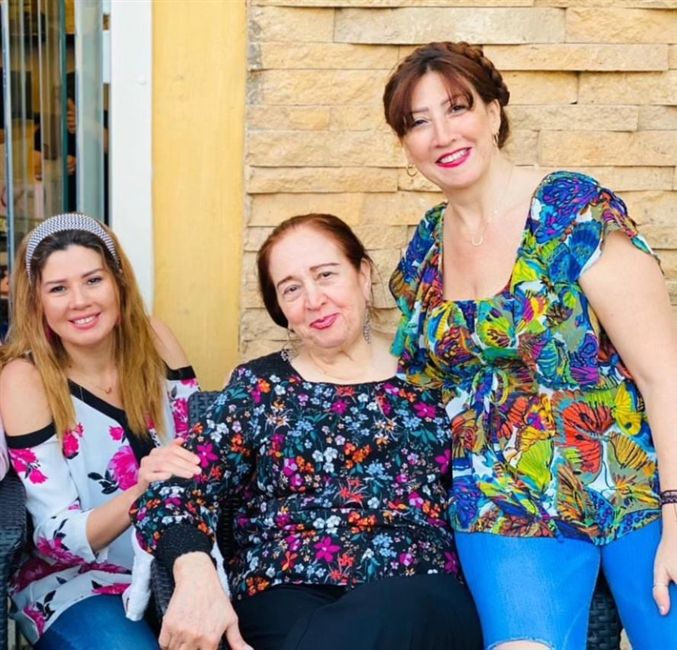 Rania Farid Shawki with her mother and sister, Abeer Farid Shawki